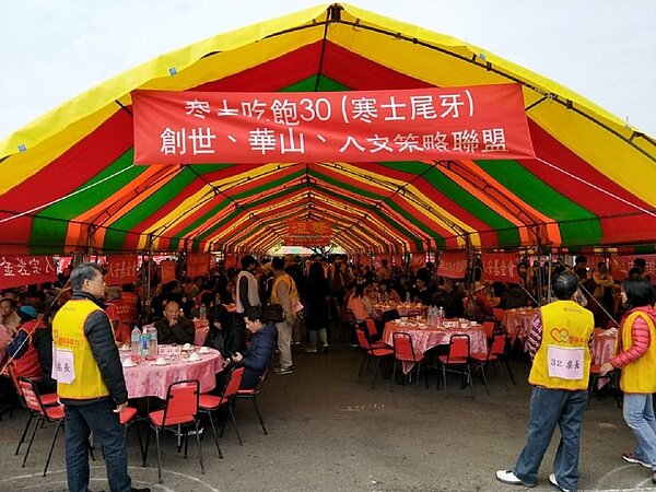 寒士尾牙人潮熱絡，弱勢長輩享用團圓暖食、領紅包，為弱勢族群於寒冬中注入一股暖流。（圖／永慶房屋提供）