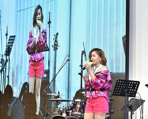 超偶楊蒨時飆唱,《聽海》高音爆發,震撼全場。(圖/永慶房屋提供)