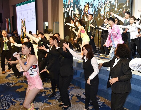 SHOW BAND樂團帶著全場大合唱,氣氛熱烈。(圖/永慶房屋提供)