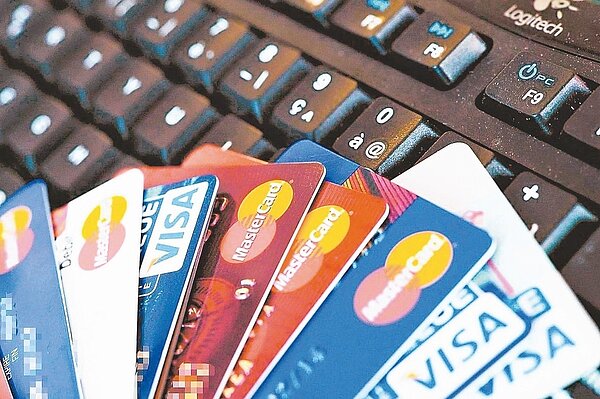 發卡銀行為爭取卡友多多刷卡，祭出春季限定海外刷卡優惠。 圖／聯合報系資料照片