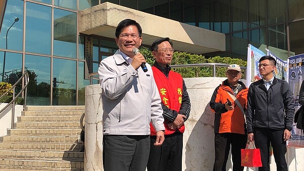 交通部長林佳龍上午到台鐵台北機務段,視察樹林調車場,勉勵大家把春節疏運工作做好。 記者洪安怡/攝影