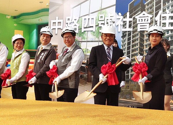 行政院長蘇貞昌(右2)今天到桃園參加社會住宅動工儀式,桃園市長鄭文燦(左3)等人到場陪同。記者李京昇/攝影