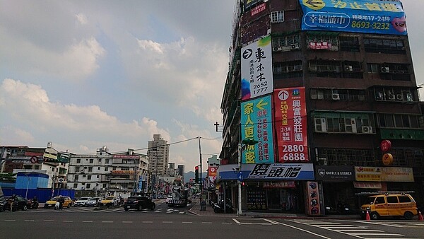 代表預售、新成屋一手市場的最新去年第4季國泰房地產指數,去年第4季六大地區銷售率偏低,僅有9~17%,其中桃竹以北銷售率衰退最多、達23.3~34.3%,顯示建商在推案價格轉硬之下,買方開始縮手。陳美玲/攝影