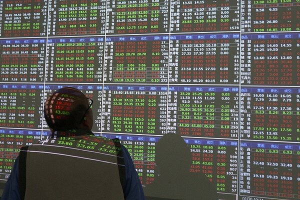 台股狗年封關終場小漲0.67點，收在9932.26點，漲幅0.01%，成交值新台幣991.02億元，週線下跌37.35點，月線上漲204.85點；相較2018年2月12日雞年封關日收在10421.09點，狗年一整年下跌488.83點，跌幅4.69%。 記者蘇健忠／攝影
