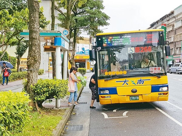 北市公車班次除夕到初五共6天將調整,約300條路線改採假日班次、班次減半方式營運。 記者翁浩然/攝影
