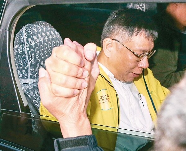 台北市長柯文哲說,迄今仍看不懂「韓流」。圖為他昨晨到台北果菜市場慰問工作人員後搭車離去。 記者鄭清元/攝影