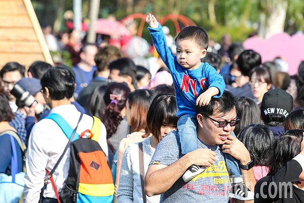 中央氣象局表示,今天各地高溫可達到27至29度,相當溫暖舒適,下半天起隨著鋒面接近及冷空氣南下,北部及東半部降雨機率增高,也逐漸轉涼冷。聯合報系資料照/記者鄭清元攝影