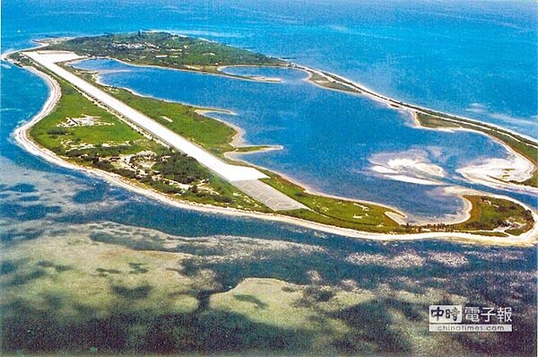 內政部長徐國勇透露,管制區東沙島擬開放觀光,以生態保育為最優先,開放人數會有限制。圖為東沙島周邊環礁生態及海域。(海巡署提供)