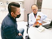 震驚！日滑手機4小時　18歲高中生白內障