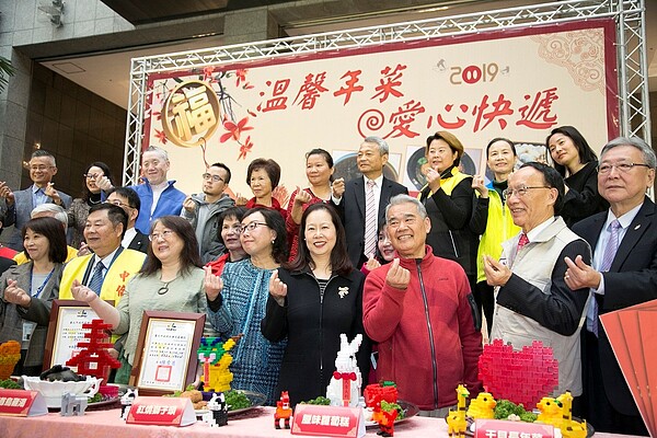 臺北市政府舉辦的「溫馨年菜•愛心快遞」公益活動,各界踴躍愛心捐款,開心合影。(圖/永慶房屋提供)