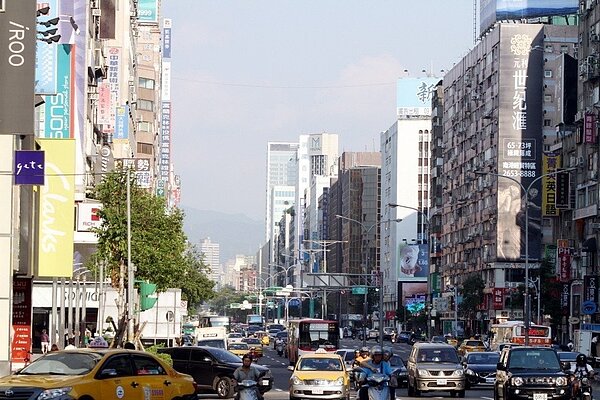 台北地方法院民事執行處駱姓書記官去年底疑欲趕結案,未依法定程序公告法拍屋,擅自獨立主持開標。 聯合報資料照/記者侯永全攝影