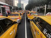 影╱反Uber！3千輛計程車包圍行政院　不排除包圍總統府