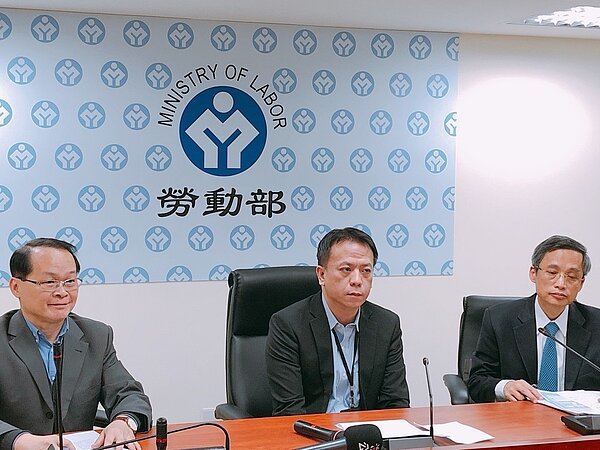 勞動部次長施克和召開記者會說明。記者林彥呈/攝影