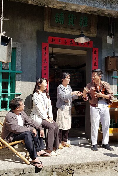 廖錦德(右)正拍攝「苦力」。記者杜沛學/攝影