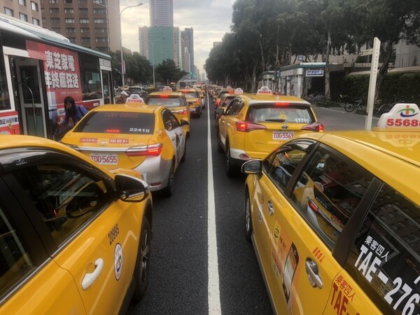 3000輛計程車包圍行政院。記者侯俐安／攝影 