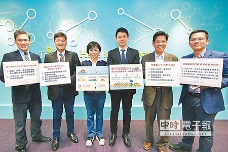 台中市副市長楊瓊瓔（左三）昨日宣布敬老愛心卡新使用方式，搭計程車每趟次補助50元、門診每次補助基本部分負擔50元。（盧金足攝） 