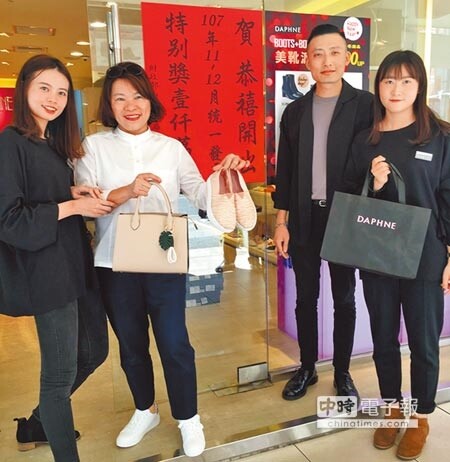 嘉義市長黃敏惠（左二）到鞋店道喜，買鞋買包拚經濟、沾喜氣。（廖素慧攝）