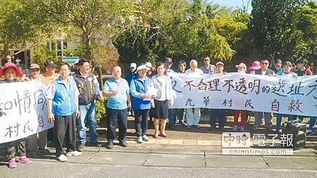 花蓮縣環保局昨向吉安鄉光華村居民說明設置北區垃圾轉運站,引發居民不滿。(許家寧攝)