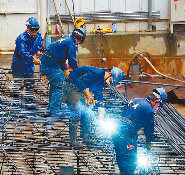 勞保基金財務持續惡化,破產年限將由2027年提前到2026年。圖為工人辛勞工作。(本報資料照片)