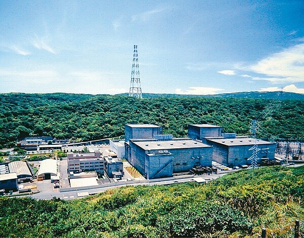 儘管去年選舉通過以核養綠和反空汙公投,但經濟部仍宣布核電不延役不重啟。圖為核一廠。 圖/台電提供