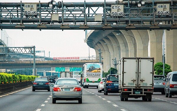 長達九天春節連假將展開,遠通電收表示,因金融機構春節不營業,建議用路人把握連假前時間,提前申辦並確定開通eTag銀行自動儲值。 圖/遠通電收提供