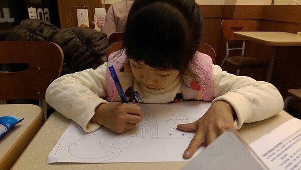 綺綺生前最喜歡畫恐龍。 圖／取自施景中臉書
