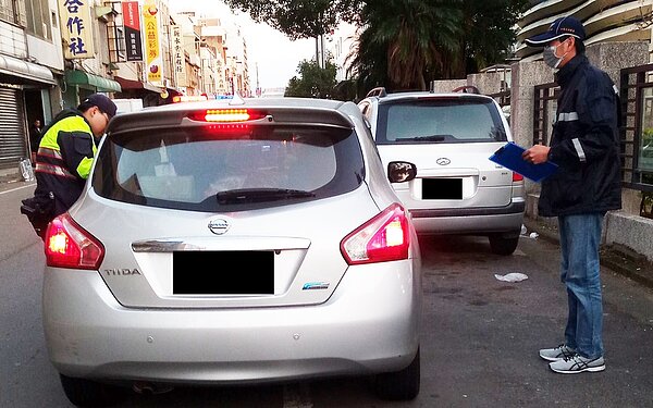 春節即將到來,白牌車搶計程車市場,新竹區監理所會同新竹縣警察局新湖分局辦理擴大取締自用車違規營業情形。圖/新竹區監理所提供