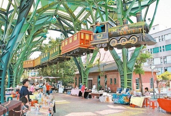 宜蘭市幾米廣場一帶，是春節期間人多易塞的地點之一。本報資料照