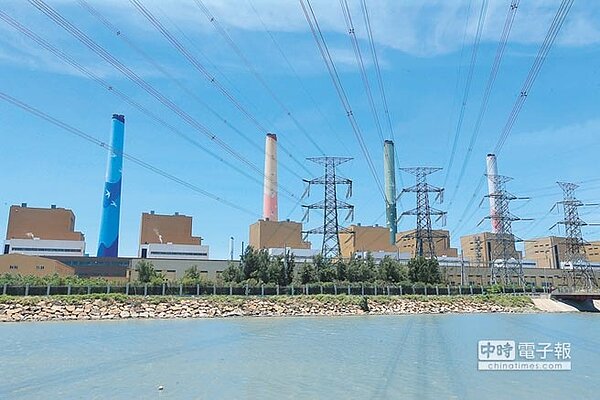 台中市長林佳龍指出台中空汙近3年來有明顯改善，提出86項減量措施，雖不盡滿意，但也小有成果，圖為台中火力發電廠，高聳的電線將電力輸出至中部地區。（本報資料照片）
