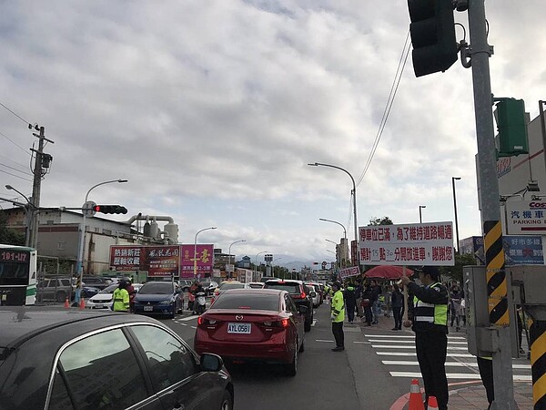 春節期間美式大賣場周遭路段實施管制，民眾可多利用大眾運輸前往。記者巫鴻瑋／翻攝