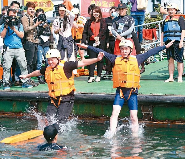 台語情歌王子王建傑(右)與高雄市議員邱于軒老公(左)一起跳愛河。 記者劉學聖/攝影