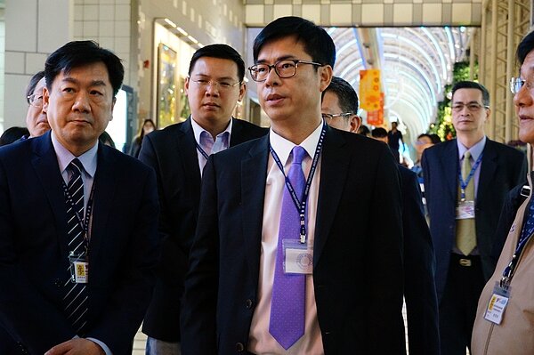 行政院副院長陳其邁(前左三)被問到外界拱韓國瑜選總統,他表示要不要參選要問韓國瑜,他沒有評論。記者林伯驊/攝影