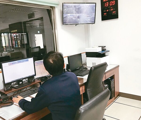 台南市永康分局勤務中心員警直接監控交流道狀況,發現異常不必等員警或民眾通報加快處理速度。 記者周宗禎/攝影