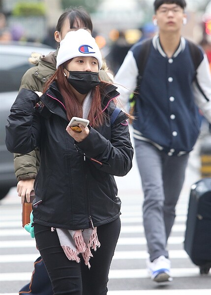 今明兩天回暖,除夕及初一則有另一波東北季風報到,民眾仍須注意天氣變化。記者余承翰/攝影