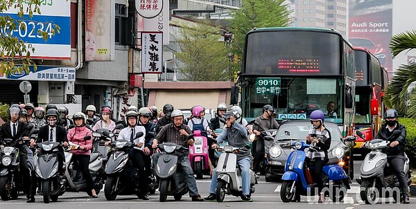 監理所提醒車主檢查強制險是否還在有效期限內。聯合報系資料照／記者黃仲裕攝影 