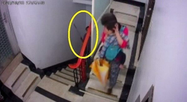 新北市永和區吳姓男子(黃圈處)去年5月多次在樓梯間潑灑廚餘,經新北地檢署偵結不起訴後竟變本加厲,他改背農用灑藥器在樓梯間四處亂噴。圖/報系資料照