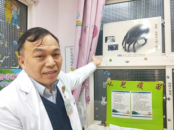 謝王虎說,塵蟎是蜘蛛科的一種生物,以皮屑為食,一般肉眼是看不到,灰塵裡面有很多,死掉後肢體分解後吸進去就會引發過敏等症狀。記者游明煌/攝影