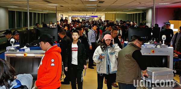 桃園機場昨天開始正式實施全面X光機手檢,來自疫區的旅客沒有識別卡,必須排隊經由X光機檢查後才可繼續通關,下午三點是入境的尖峰時刻,同一時間有三個班機約913人湧向動植物防檢站,航警與防檢局四線全開,大約在20分鐘左右將全部旅客檢查完畢。記者鄭超文/攝影
