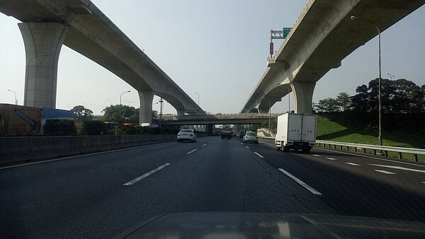 中山高內壢、中壢交流道以匝道號誌控制車流取代高乘載限制。記者鄭國樑/攝影