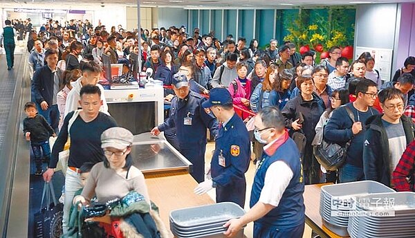 桃園機場第一及第二航廈入境匯流點共四個區域,設置「動植物防疫檢查站」的16台X光機,2日上午10時起,全面啟動執行入境防疫檢查,日後對來自大陸、香港、澳門航班旅客進行100%隨身手提行李檢查。圖為2日晚間在二期入境的檢查站,20分鐘內檢查完約900人。(陳麒全攝)