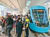 淡海輕軌收費　首個假日「人進來」