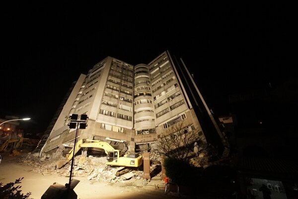 花蓮雲門翠堤大樓在大震中倒塌。 圖／聯合報系資料照片