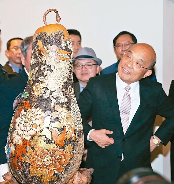 行政院長蘇貞昌(右)昨天出席台灣工藝之家協會聯展開幕表示,「並沒有任何不尊重公投結果」。 記者曾吉松/攝影