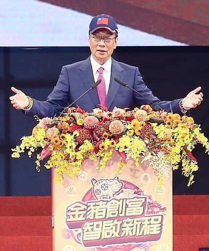 鴻海集團昨天在南港展覽館舉行歲末嘉年華,總裁郭台銘強調無畏美中貿易大戰及不景氣。 記者杜建重/攝影