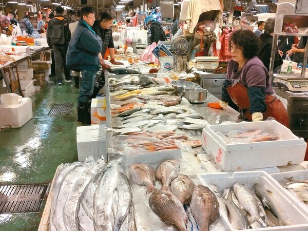 魚產品除白鯧漲價，養殖魚類價格平穩。 記者莊琇閔／攝影