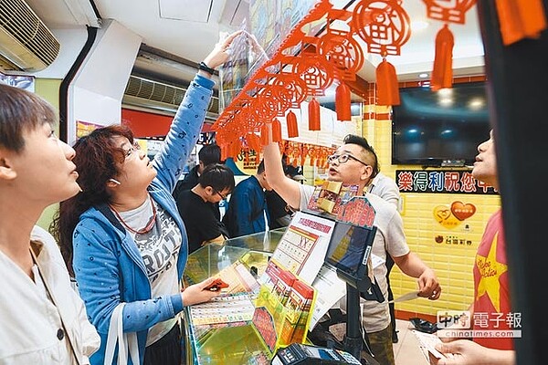 春節加上周日,彩券行吸引許多民眾試手氣。(鄧博仁攝)
