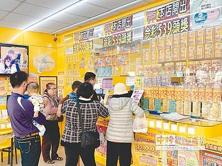 
高雄左營這家彩券行遭搶32.4萬元刮刮樂，店家3日正常營業。（柯宗緯攝）
 