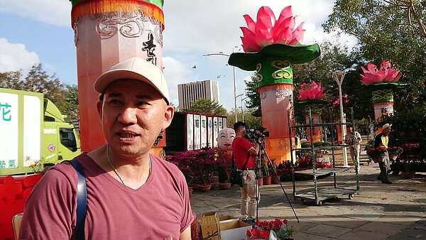 花藝設計師齊云表示,先前燈會作品還未完成,今天移入4千株九重葛、一串紅、鳳梨花等,打造出花團錦簇的喜慶感,就像是熱鬧的廟會、而非公祭,他問「有誰辦喪事會用鳳梨啊?」記者蔡容喬/攝影