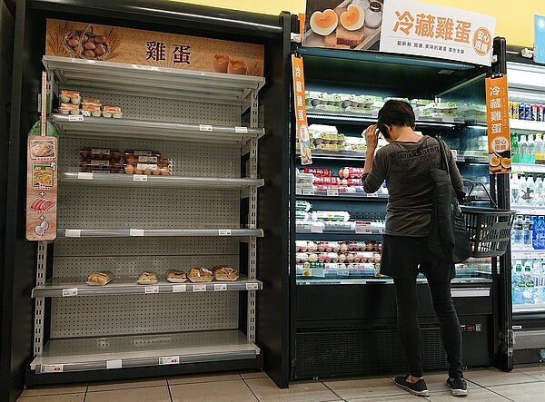 春節將屆雞蛋銷路好,超市的洗選蛋價格固定。 記者鄭清元/攝影