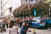 轎車失控撞飛行人　台團遊上海1死8傷